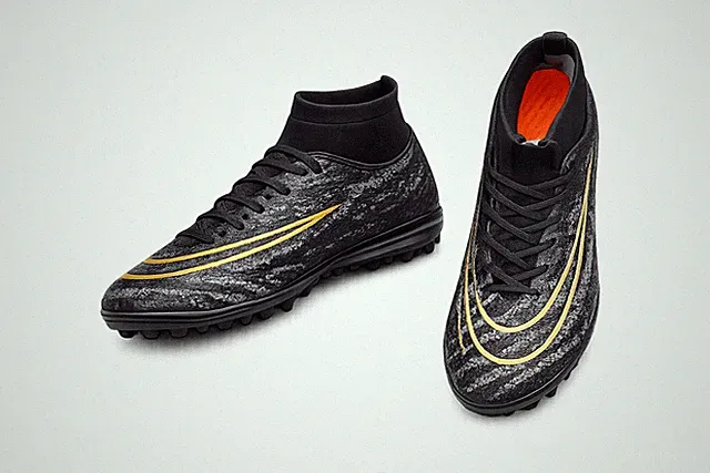 Kids soccer cleats Euro size 39/ US 4 new Black/Gold