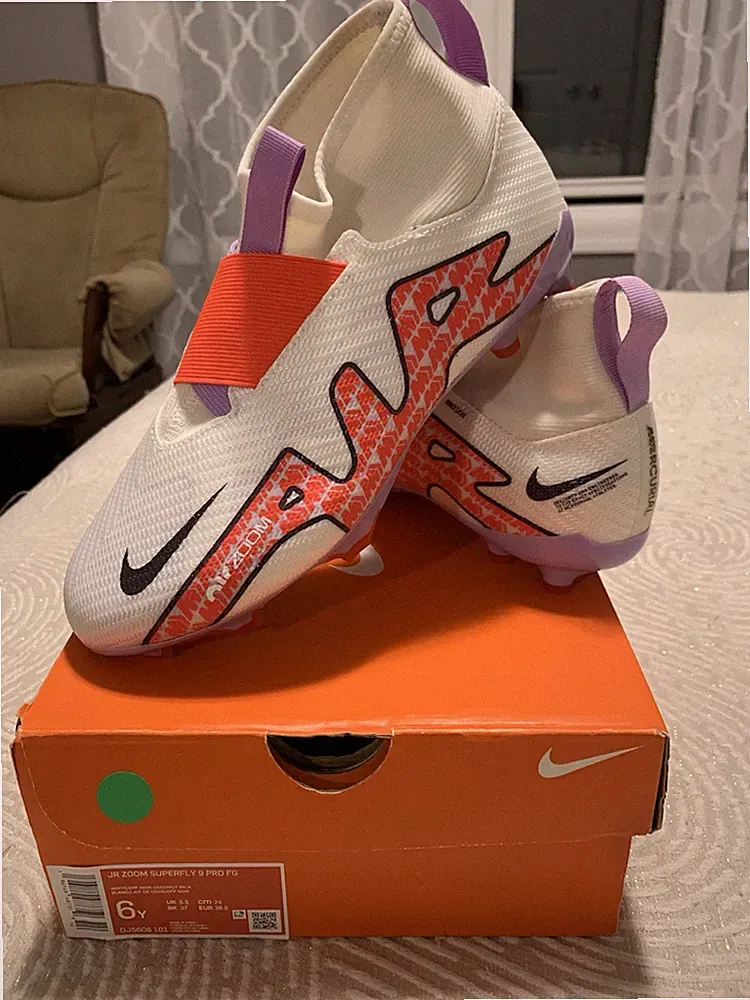 Kids Soccer Cleats Nike Youth Size 6 JR Zoom Superfly 9 Pro FG Laceless
