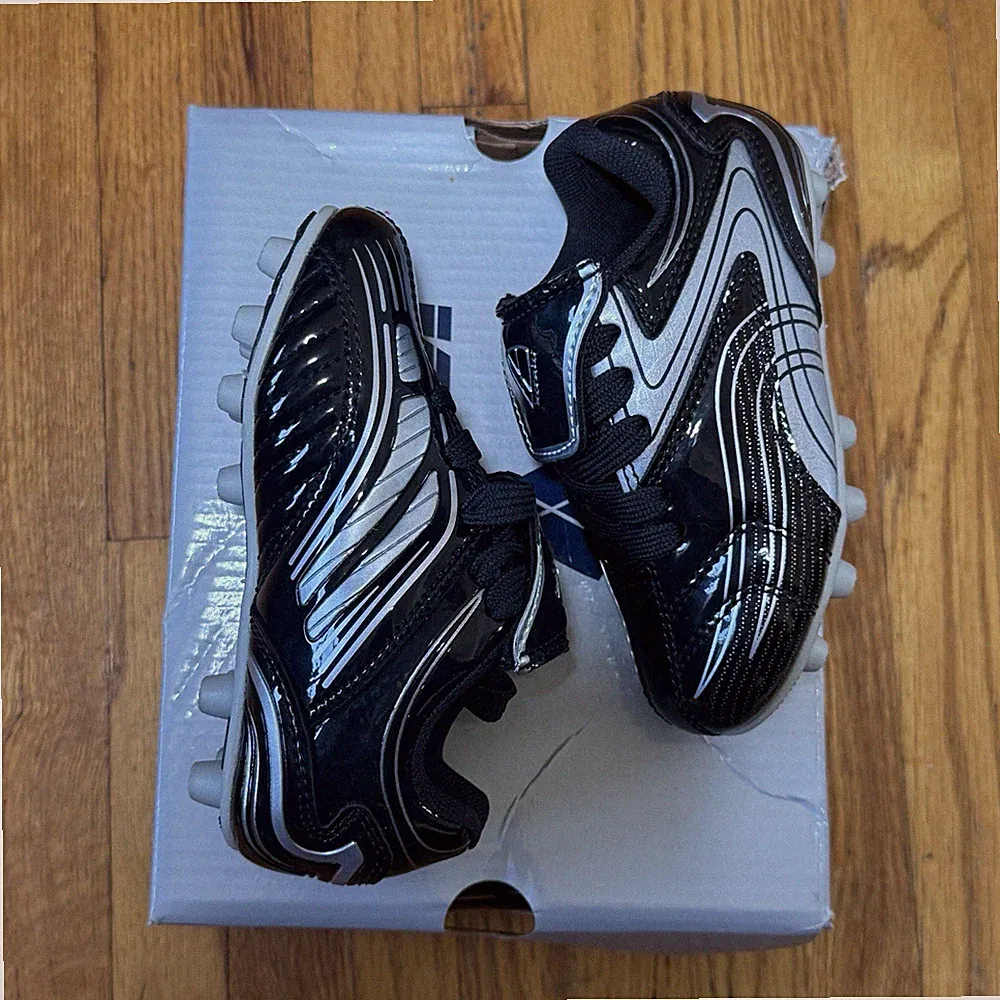 Kids Soccer Cleats Size 7C –“Striker FG” Vizari Black/silver Sports New Boy/girl