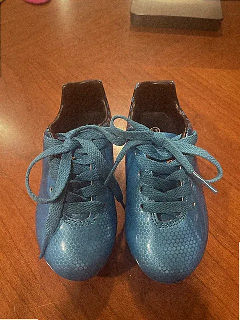 Little boy Blue soccer cleat Size 8.5