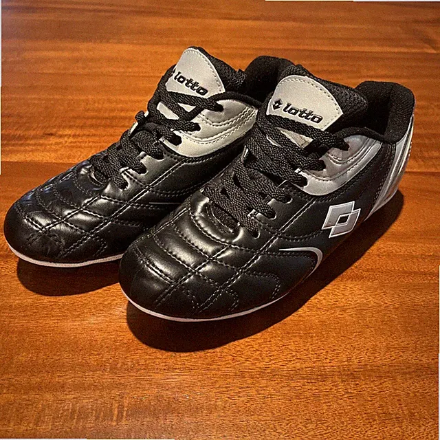 Lotto Men's Soccer Cleat - Black and silver. Size 5
