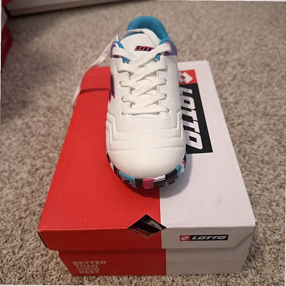 Lotto Roma 500 Youth 3.5 Turf Cleats White Blue Pink Camo Sole LOTTO24YTF-WHT
