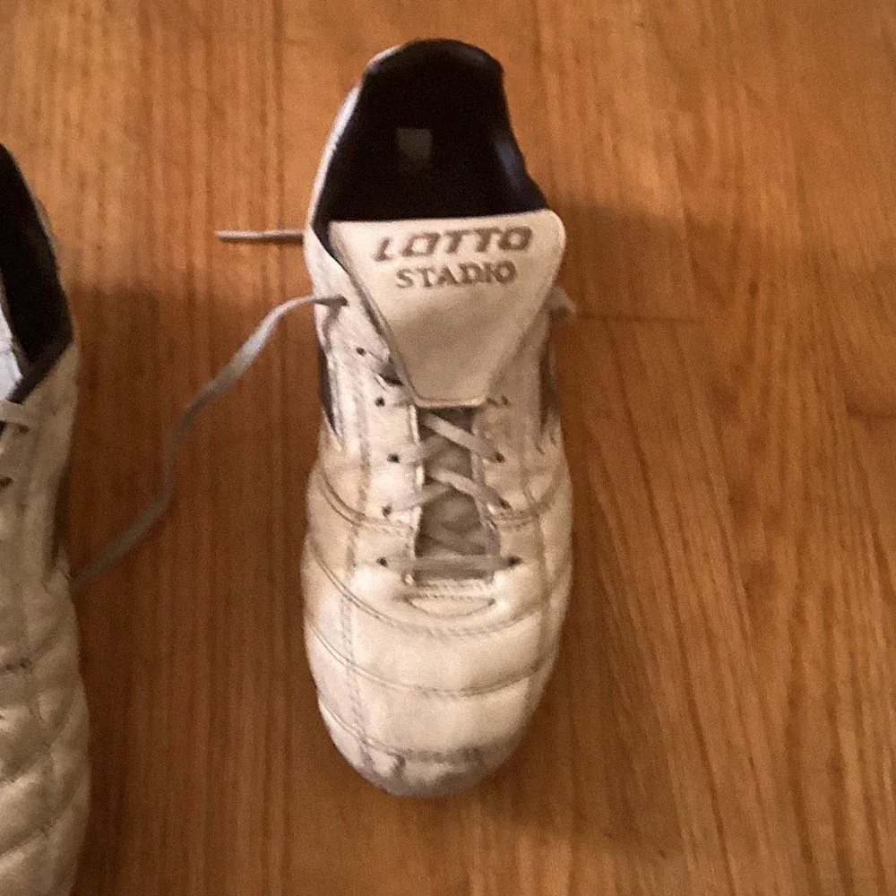 Lotto Stadio Men's Soccer Cleats White/Black/Gray Lace-Up Low Top Plastic