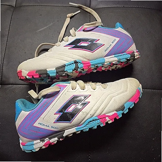 Lotto Youth Size 1.5 Indoor Soccer Cleats Blue/Pink
