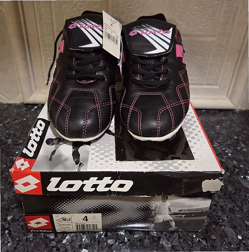 LOTTO~YOUTH SOCCER CLEATS NEW IN BOX & WITH TAG~ SIZE 4 BLACK/PINK