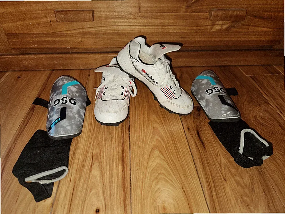 MacGregor VTG Triple White Leather Soccer Cleats Youth Size 4.5 & Shin Gaurds