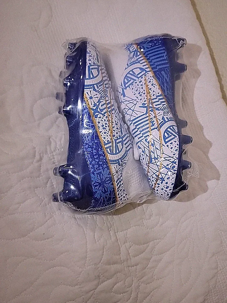 Men's & Boys' Shoes Soccer Cleats . Size 4 US EU 36 New New
