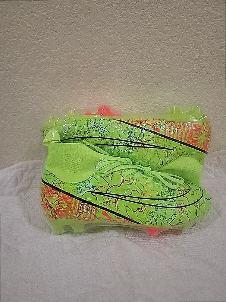 Men's & Boys' Soccer Cleats NEW Size 39 EU 6 US New