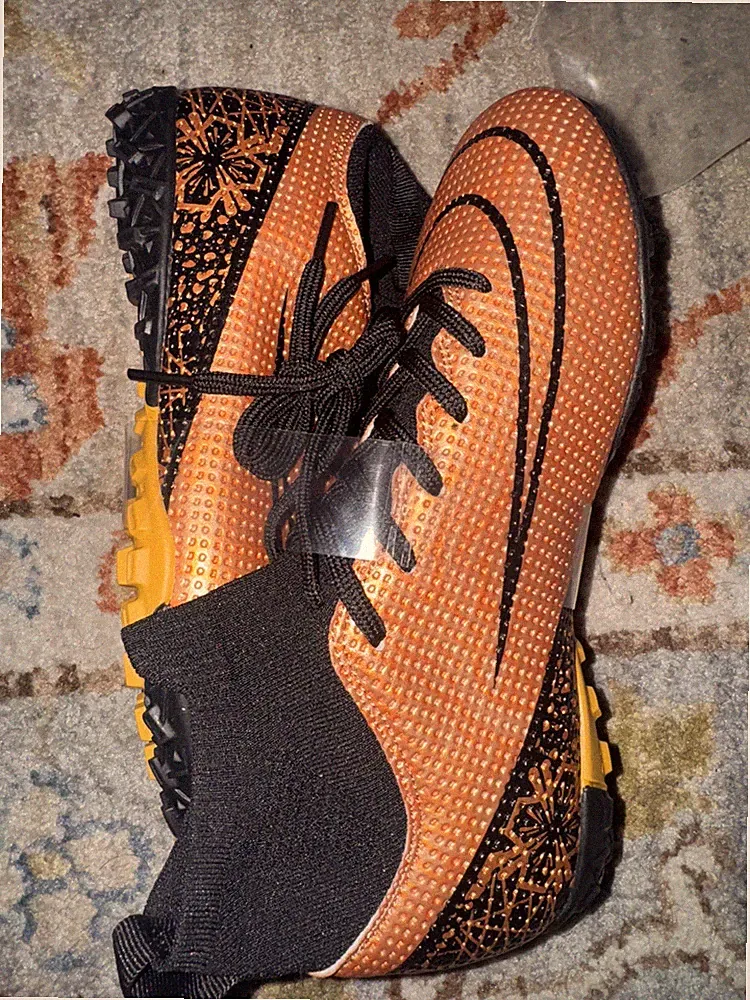 Men’s Indoor Soccer Cleats Gold, Size 4 US Size 36 EU
