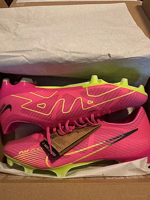 Men’s NIKE Soccer Cleats BRAND NEW in Box Size 11