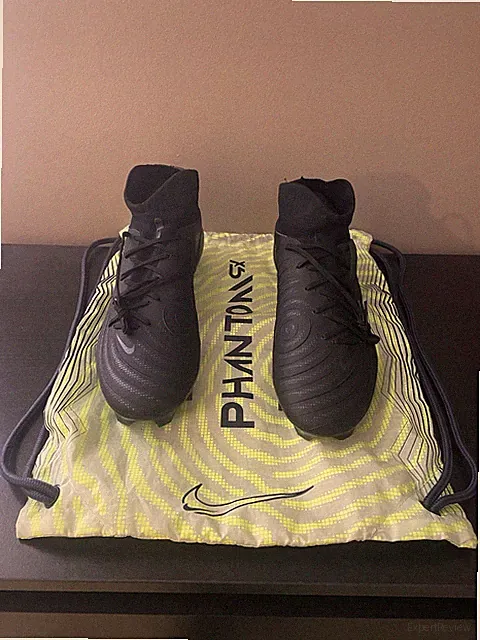 Men’s Size 9 Nike Phantom Luna 2 Pro FG Soccer Cleats