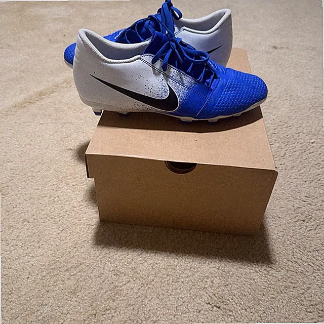 Men soccer cleats size 10.5