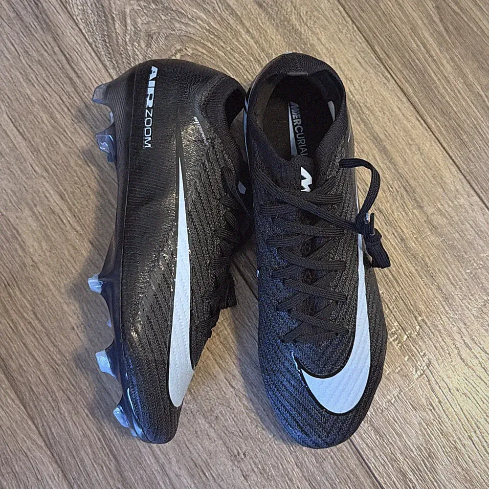 soccer cleats women