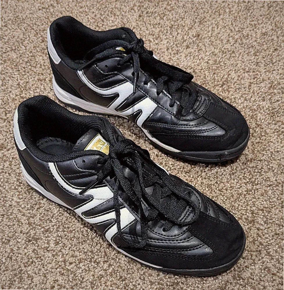 Mitre Men's Size 6.5 Indoor Soccer Cleats