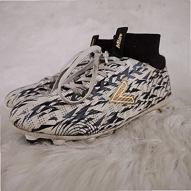 MITRE Strike White Black Gold Soccer Cleats Youth Size 5.5