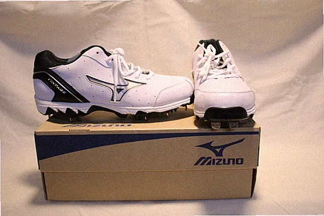 Mizuno 9 Spike Vintage 6 Switch (adult size 7.5) Metal Cleats