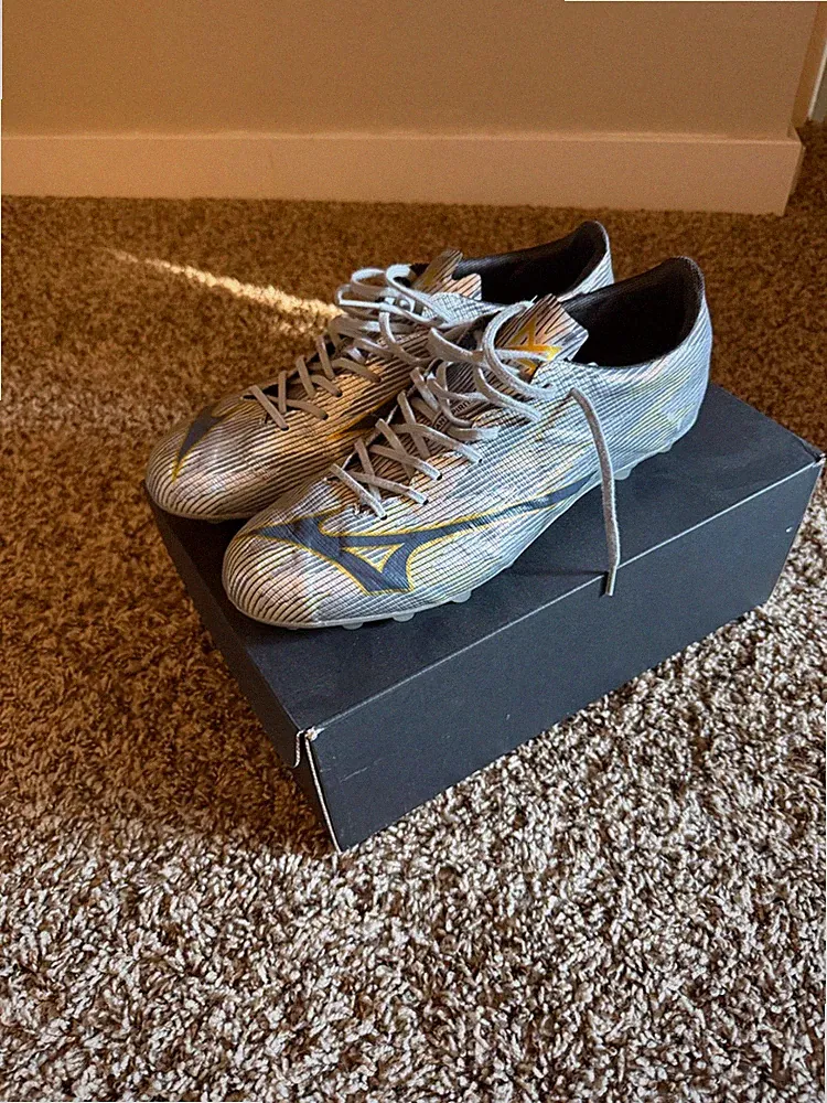 Mizuno Alpha 2 Elite AG Soccer Cleats Mens Size 10 Galaxy Silver Gold