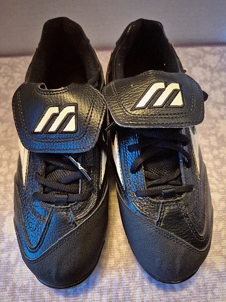 Mizuno black and white cleats women's size 6 great for the athlete soccer