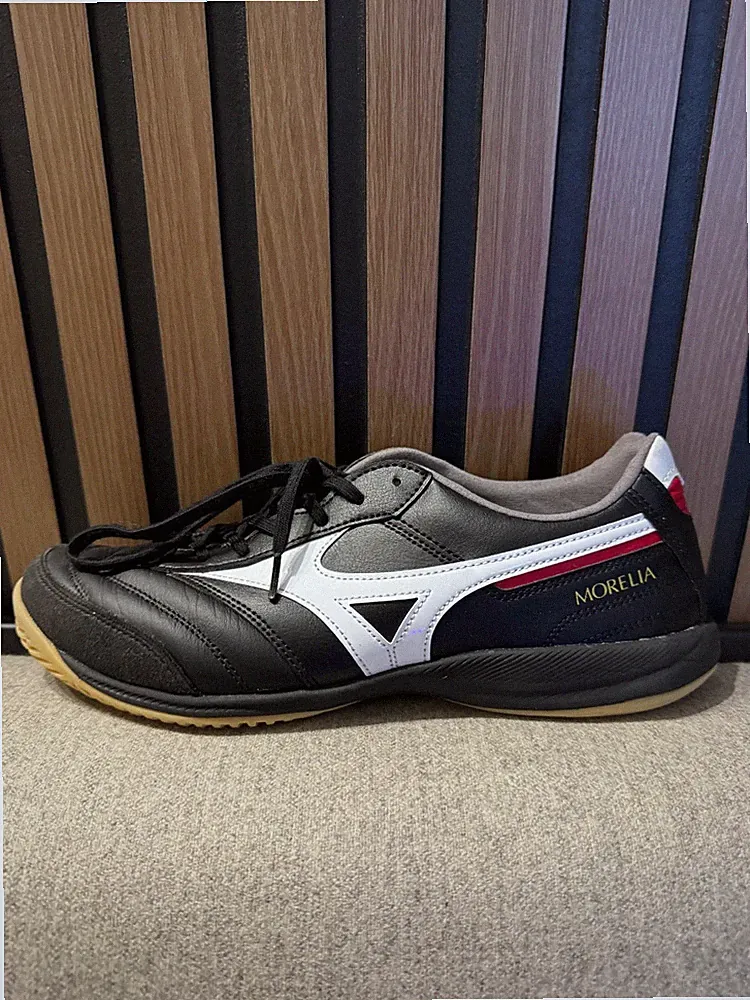 Mizuno Morelia Sala Elite Indoor Soccer Shoe - US size 7.5 Black & White