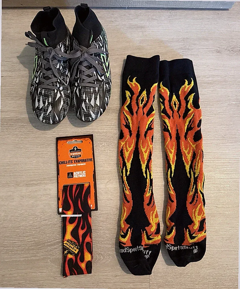 Mizuno Youth Boys Soccer Cleats Size 2, Flame Bandana and Flame Socks