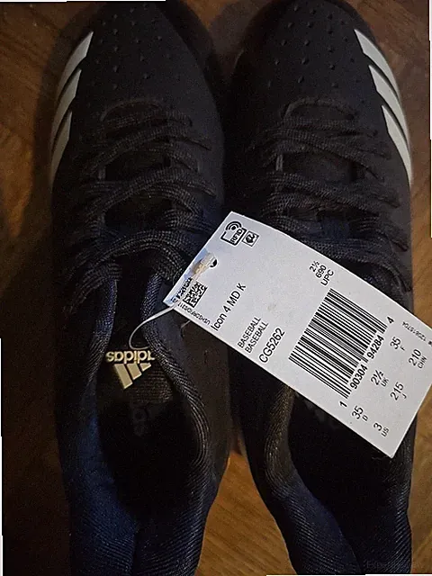 Never Worn Adiddas Boys soccer Cleats