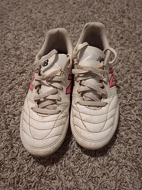 New Balance Boys Size 2 Soccer Cleats