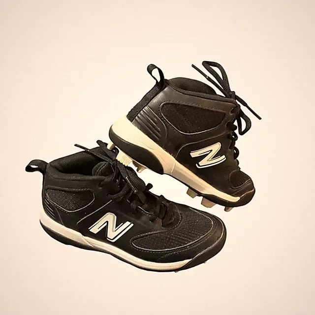 New Balance Cleats Rubber Molded J3000BK6 Size 12.5 Youth Kid Black White Tie