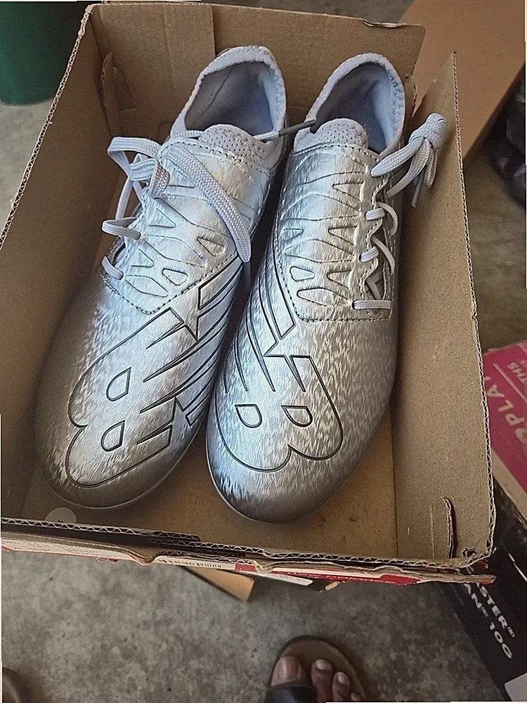 New Balance Furon V7 Dispatch Junior FG Kids Soccer Cleats Gray with Socks 6 NIB