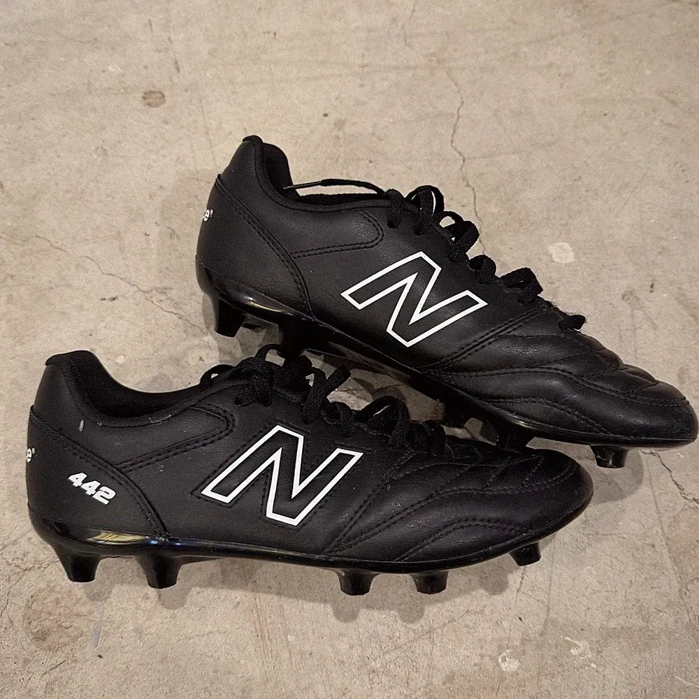 New Balance Kids 442 V2 Academy FG Soccer Cleats | Black/White | Size 5.5 Kid