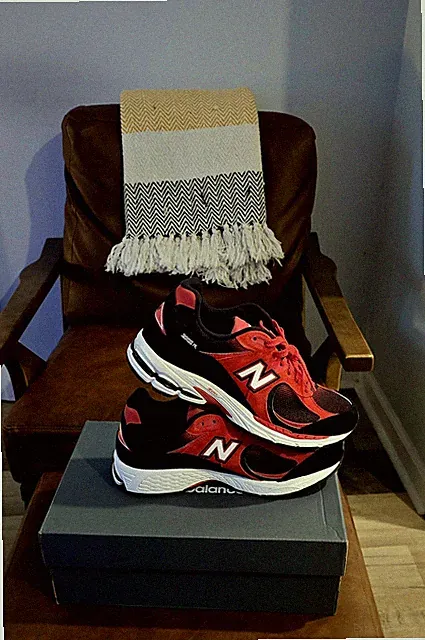 New Balance Men's 11 True Red White Black Retro Sneaker 2002R Suede U2002RZA