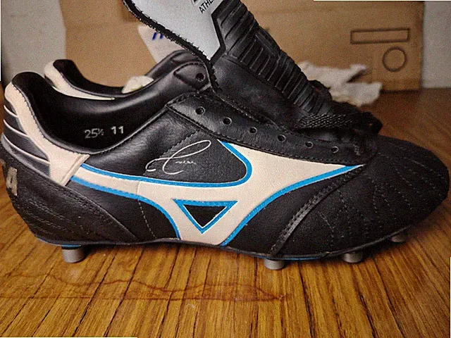 NEW IN BOX MIZUNO CARECA soccer boots vintage and rare boots 1990s brazil player
