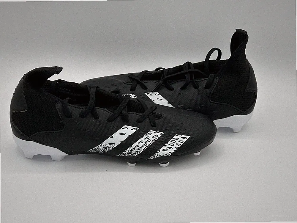 New kids Adidas Predator Black Soccer shoes with Cleats Size 5.5