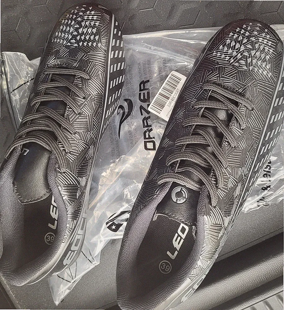 New Leoci Unisex Soccer Cleats Size 39 US 6.5 or Womans 8 Black
