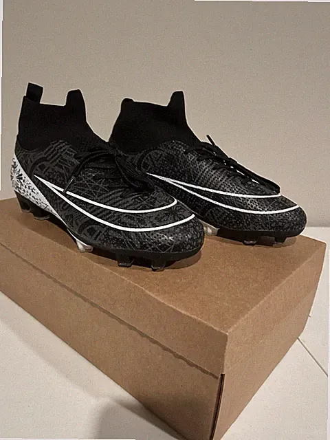 New Men’s Soccor Cleats Black/White Size 7