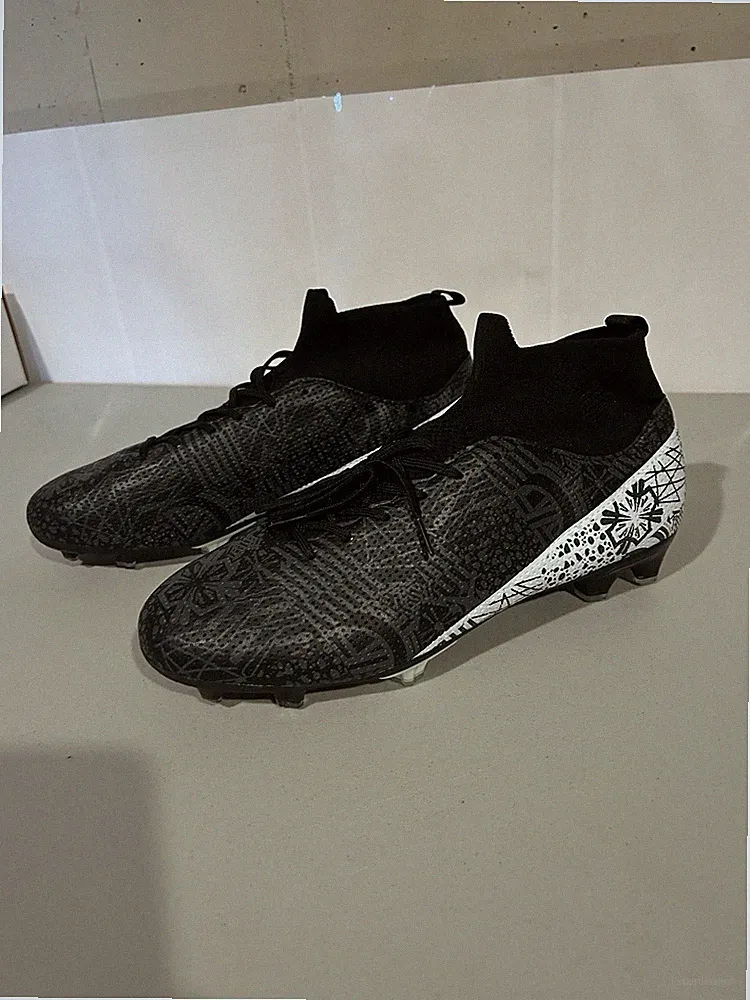 New Men’s Soccor Cleats Black/White Size 9.5