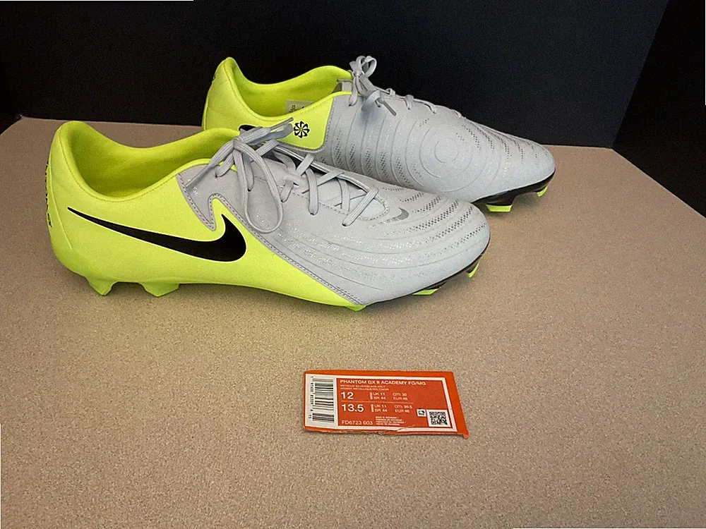 New! Mens Nike Phantom GX II Academy FG/MG Soccer Cleats. Size 12. Nice Shoes!