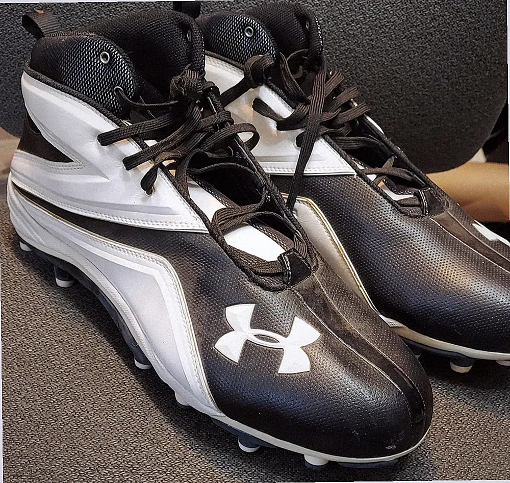 New Mens UNDER ARMOUR Soccer Cleats Black and White z 15E $125
