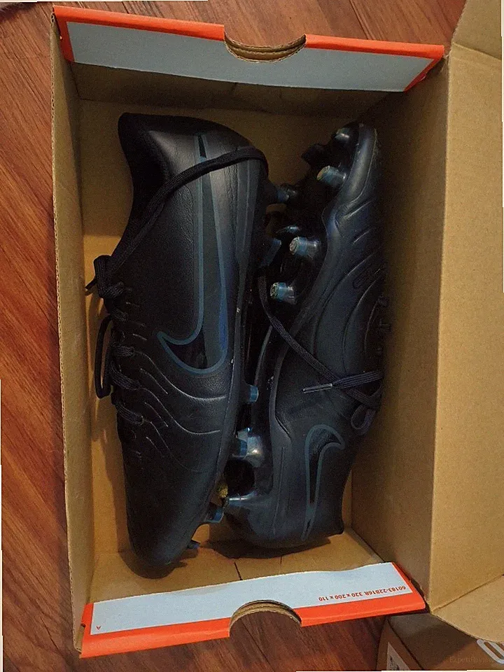 NEW Nike Legend 10 Club FG/MG Soccer Cleats (Unisex - M Size 9 / W Size 10.5)