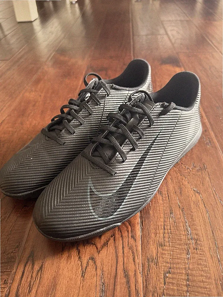 New Nike Tempo Legend 10 Club TF Turf, Soccer Cleat MSRP: $59.99 Size 9