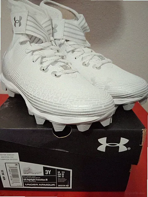 New SOCCER CLEATS UNIVERSAL SIZE 3