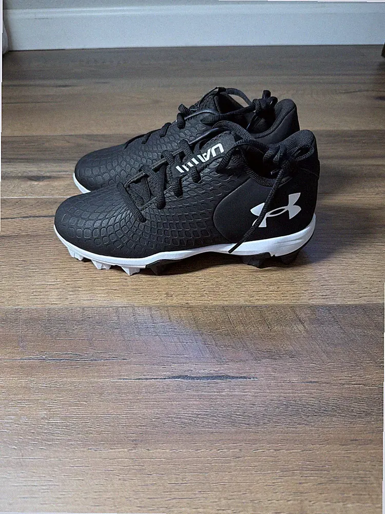NEW Under Armour UA GLYDE 2.0 RM JR Boys Baseball /Soccer Cleats Black/White 3Y