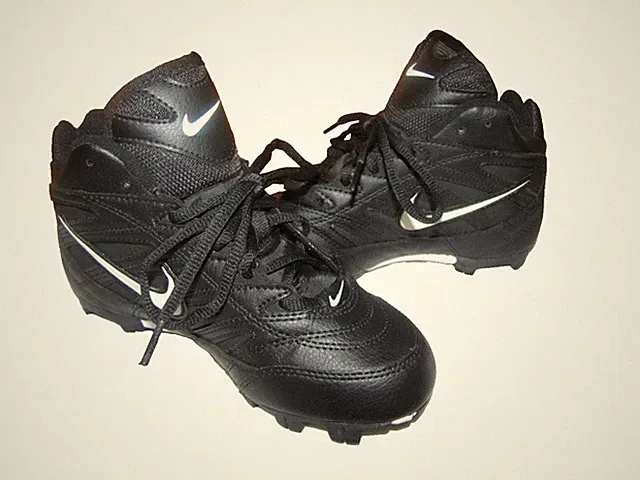 NEW VINTAGE NIKE MCS KEYSTONE BOYS YOUTH BLACK & WHITE ATHLETIC CLEATS SIZE 2.5