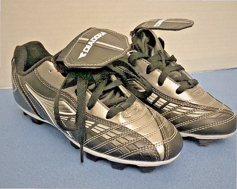 New w/out Box Diadora Boys Black & Silver Soccer Cleats - Size 4 (088-03-0870)