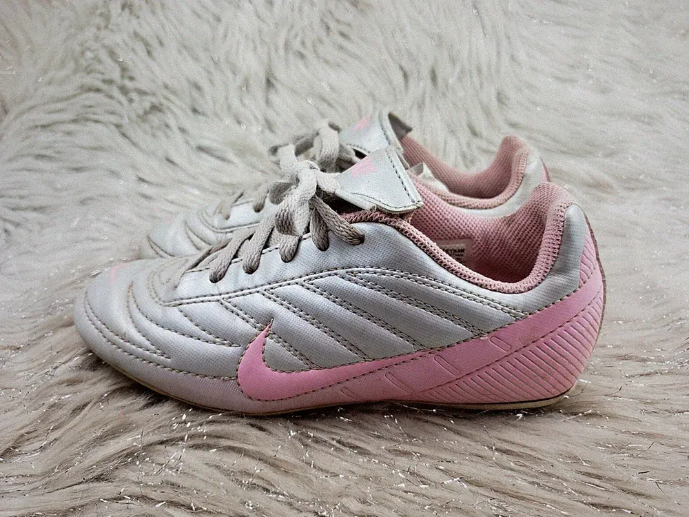 NIKE 316740-062 Gray Pink Soccer Cleats Girls Size 13.5 C