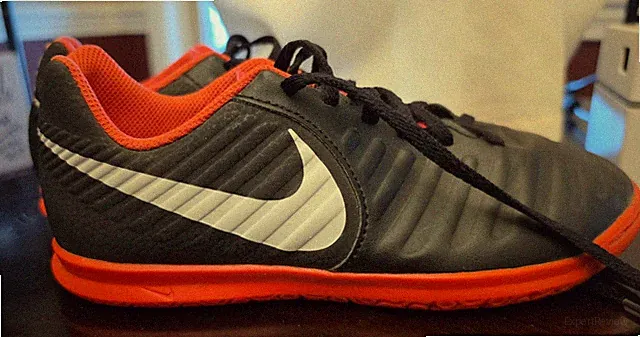 Nike 4.5Y indoor soccer Cleats Tiempo Legend 7 AH7260-006 Black & Red