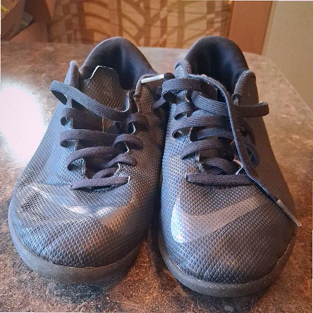 Nike AH7384-001 Junior 3.5y Indoor Soccer Indoor Cleats