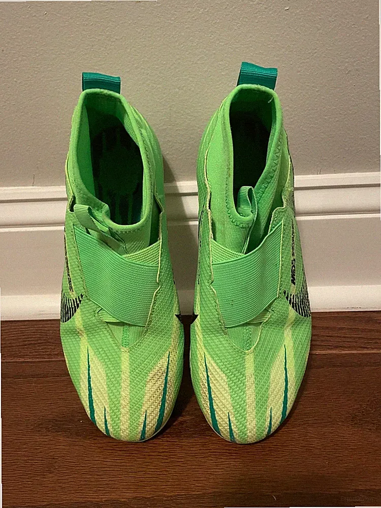 nike air zoom youth soccer cleats size 5.5Y neon green