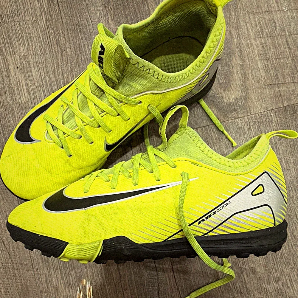 Nike Air Zoom Youth Turf Soccer Cleats Shoes Neon Yellow/Volt Black 4.5 Y boys