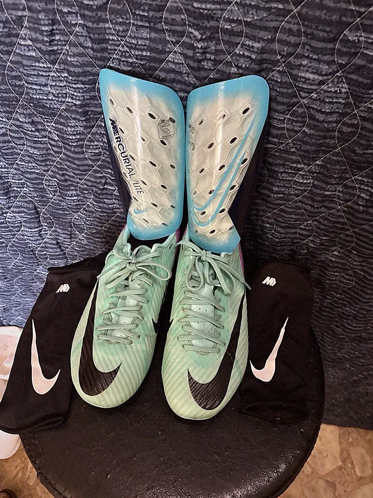Nike Aura Soccer Cleats with Nike Shin Guards Women’s Size 6.5