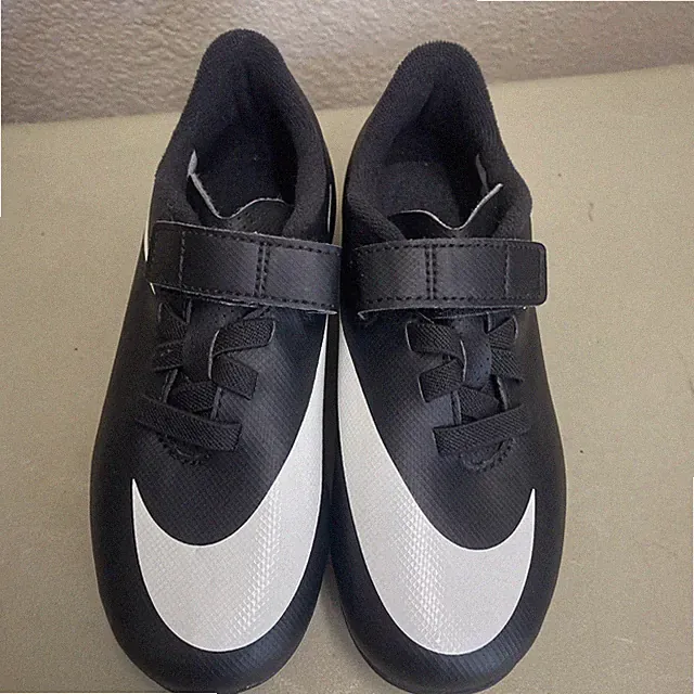Nike Better World Unisex Black & White Soccer Shoes Size 12 Child/Youth